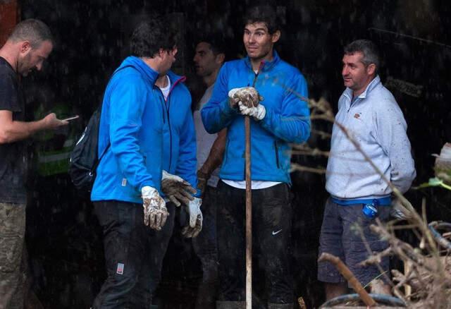 Dünyanın En Ünlü Tenisçilerinden Nadal, Memleketindeki Sel Felaketi Sonrası Temizleme Çalışmalarına Katıldı