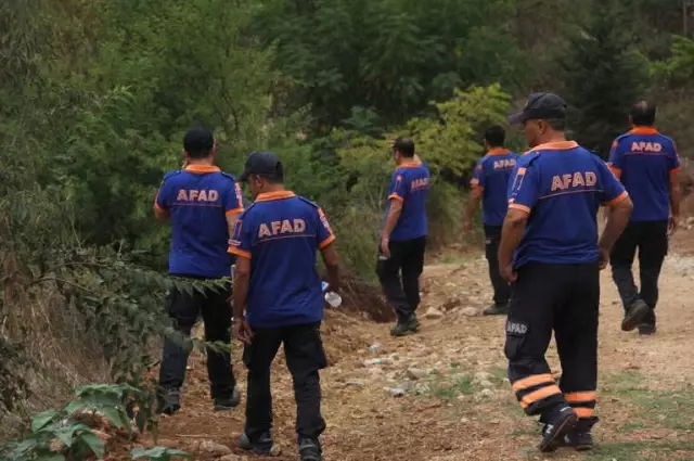 Kayıp Kadın Aranırken Ormanda Bulunan Çantalar Ekipleri Alarma Geçirdi