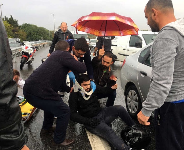 3 Aracın Karıştığı Kazada <a class='keyword-sd' href='/motosiklet/' title='Motosiklet'>Motosiklet</a> Sürücüsünün Parmağı Koptu