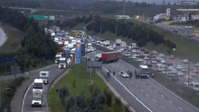 Son Dakika! TEM Otoyolu Kurtköy Mevkiinde Kaza! Yol Trafiğe Kapatıldı TEM Otoyolu Kurtköy Mevkiinde Kaza! Yol Trafiğe Kapatıldı