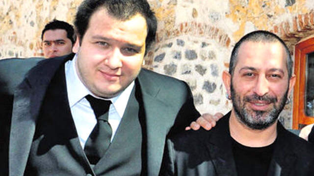 Ünlü Komedyen Cem Yılmaz, Kendisini Eleştiren Kadir İnanır'a İmalı Göndermede Bulundu Ünlü Komedyen Cem Yılmaz, Kendisini Eleştiren Kadir İnanır'a İmalı Göndermede Bulundu