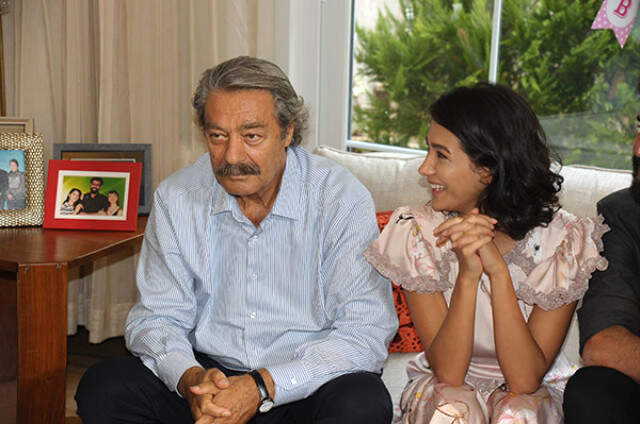 Ünlü Komedyen Cem Yılmaz, Kendisini Eleştiren Kadir İnanır'a İmalı Göndermede Bulundu Ünlü Komedyen Cem Yılmaz, Kendisini Eleştiren Kadir İnanır'a İmalı Göndermede Bulundu