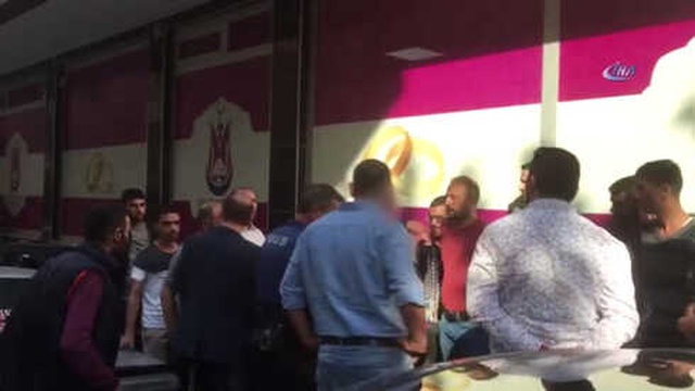 Kaldırımda Yürüyen Kadının Videosunu Çeken Sapığı, Linç Etmek İstediler