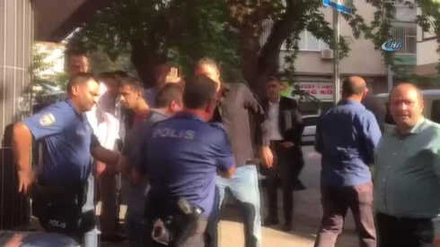 Kaldırımda Yürüyen Kadının Videosunu Çeken Sapığı, Linç Etmek İstediler