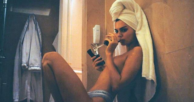 ABD'li Model Kendall Jenner'dan, Bornozlu Paylaşım!