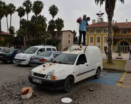 Sattığı Ürünleri Etrafa Saçtı, Görenler Telefonlarına Sarıldı