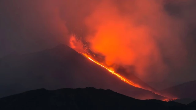 Etna Yanardağı Denize Kayıyor, Tsunamiye Yol Açabilir'