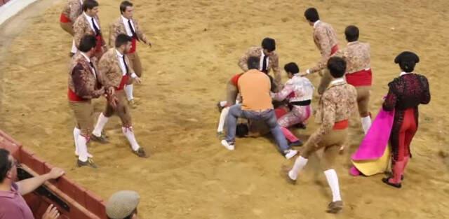 Kızgın Boğa Matadorlara Acımadı! Kızgın Boğa, Matadorları Arenaya Çıktıklarına Pişman Etti