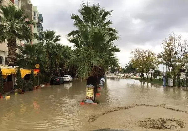 Kuvvetli Yağış, Silivri Sahilinde Sele Yol Açtı