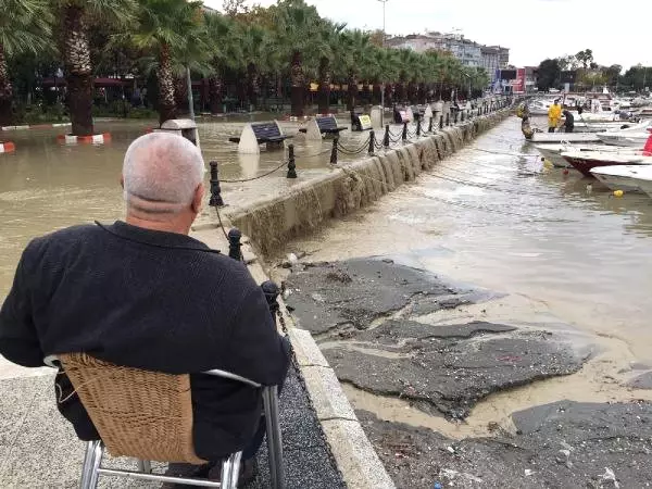 Kuvvetli Yağış, Silivri Sahilinde Sele Yol Açtı