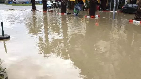 Kuvvetli Yağış, Silivri Sahilinde Sele Yol Açtı