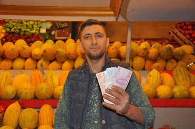 Dükkanının Önünde Geçen Yaşlı Adamı Bulursa Bin Lira Verecek