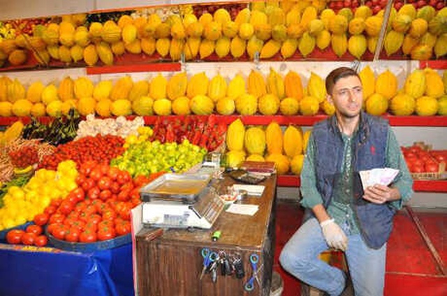 Dükkanının Önünde Geçen Yaşlı Adamı Bulursa Bin Lira Verecek