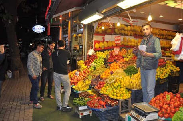 Dükkanının Önünde Geçen Yaşlı Adamı Bulursa Bin Lira Verecek