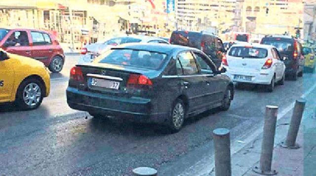 Görenler Şaştı kaldı! Bu Kadarına da 'Pes' Dedirtti Alçılı Ayağıyla Araba Kullanan Sürücüyü Görenler Şaştı Kaldı