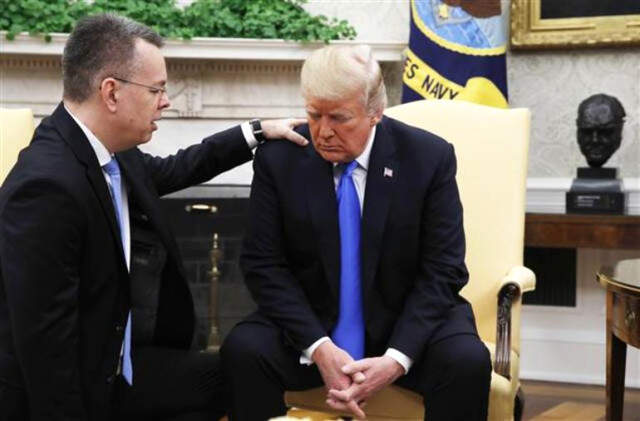 Son Dakika! Rahip Brunson'ı Ağırlayan Trump'tan Türkiye Mesajı: Eskiye Döneceğiz Rahip Brunson'ı Ağırlayan Trump'tan Türkiye Mesajı: Eskiye Döneceğiz