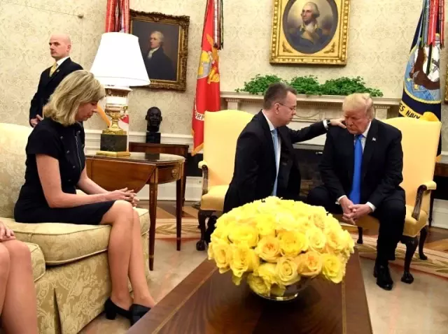 Trump, Pastör Brunson'ı Beyaz Saray'da Ağırladı