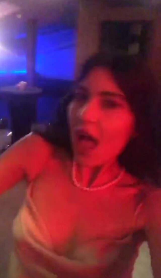 Bahar Candan, Mini Elbisesiyle Çılgınlar Gibi Dans Etti Bahar Candan, Mini Elbisesiyle Çılgınlar Gibi Dans Etti