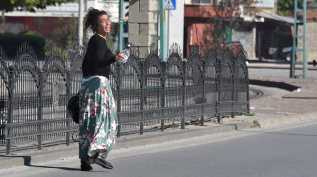 Caddeye Sarhoş İnen Kadın, Polislere Sevgilisini Arattı