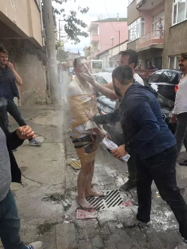 İşkence Gibi Gelenek! Damadın Kafasında Yumurta Kırıp Una Buladılar