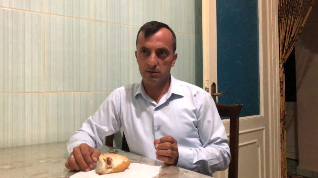 Kahvaltı İçin Aldıkları Ekmeğin İçinden Yara Bandı Çıkınca Tüm Gün Aç Kaldılar