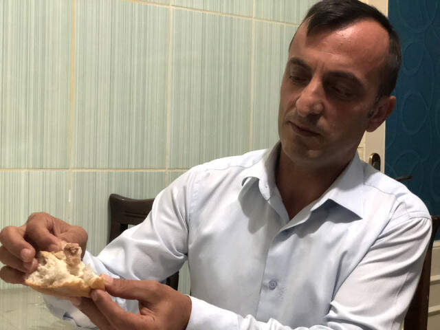 Kahvaltı İçin Aldıkları Ekmeğin İçinden Yara Bandı Çıkınca Tüm Gün Aç Kaldılar