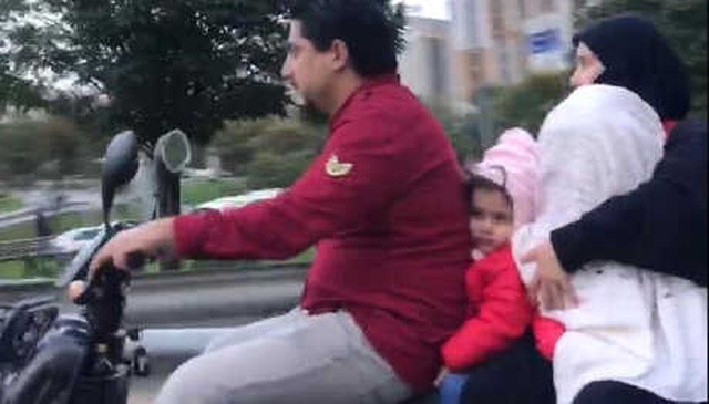 4 Kişilik Ailenin <a class='keyword-sd' href='/motosiklet/' title='Motosiklet'>Motosiklet</a> Üzerindeki Tehlikeli Yolculuğu Kameraya Yansıdı