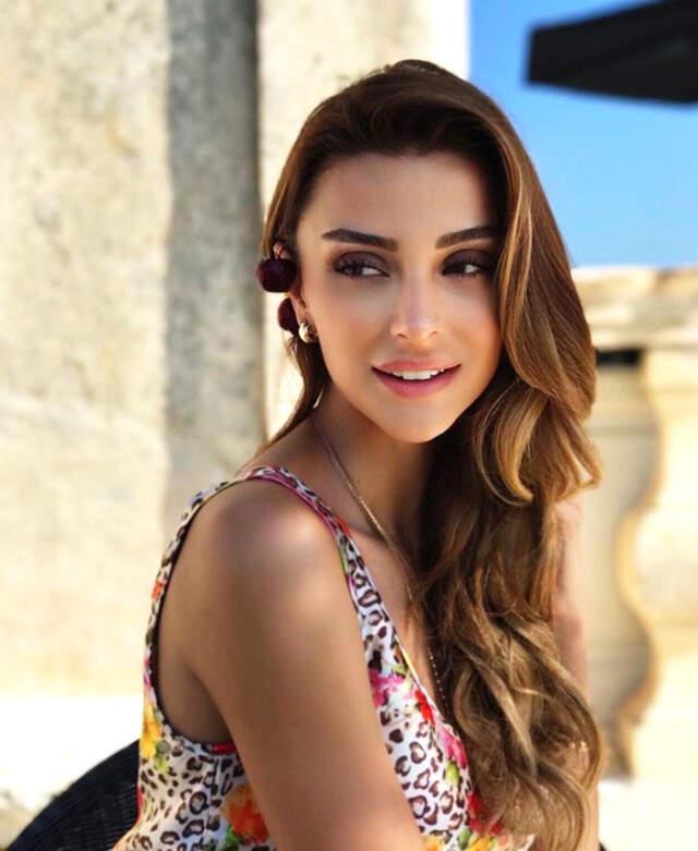 Manken Özge Ulusoy Bahçede Bornozlu Poz Verdi