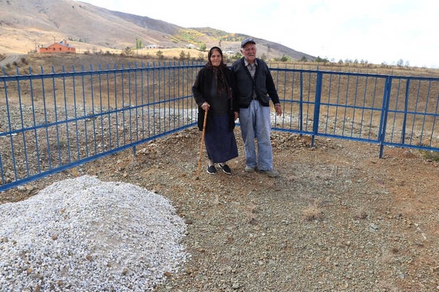 Komşularına Yük Olmak İstemeyen 60 Yıllık Çift, Ölmeden Mezarlarını Kazdırdı