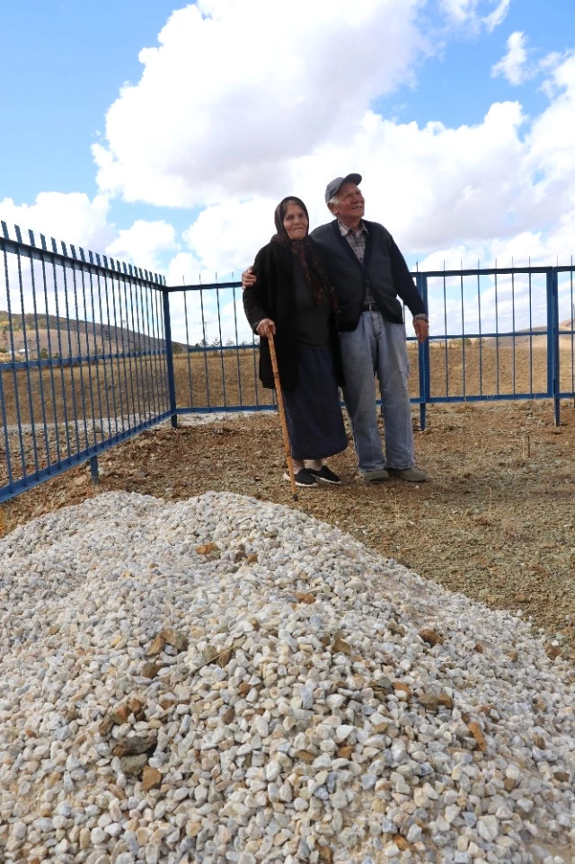 Komşularına Yük Olmak İstemeyen 60 Yıllık Çift, Ölmeden Mezarlarını Kazdırdı