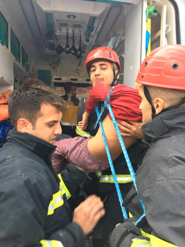 Oyun Oynayan Çocuğun Koluna Korkuluk Demiri Saplandı