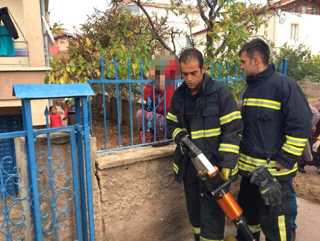 Oyun Oynayan Çocuğun Koluna Korkuluk Demiri Saplandı