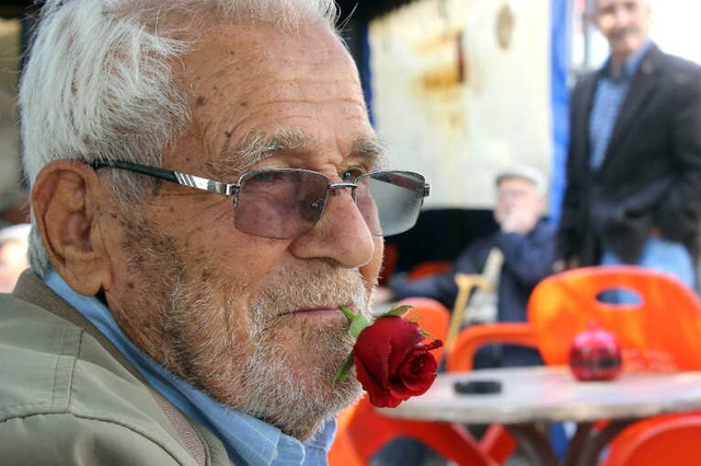 Yaşlı Adam, 60 Yıldır Ağzında Sigara Yerine Gül ile Dolaşıyor