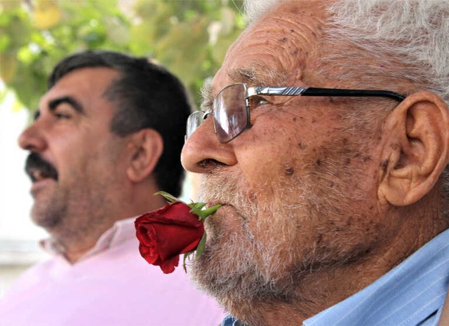 Yaşlı Adam, 60 Yıldır Ağzında Sigara Yerine Gül ile Dolaşıyor