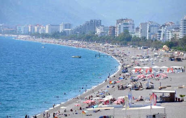 Termometrenin 29 Dereceyi Gördüğü Antalya'da Vatandaşlar Denize Girdi