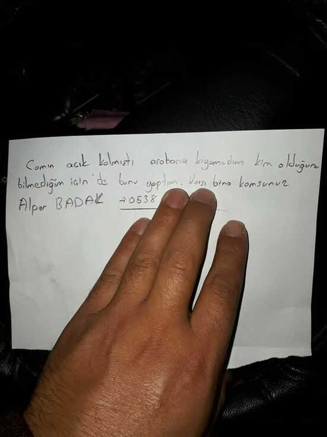 Yardımsever Vatandaş, Sağanak Yağmurda Camı Açık Kalan Arabayı Çöp Poşetiyle Kapattı