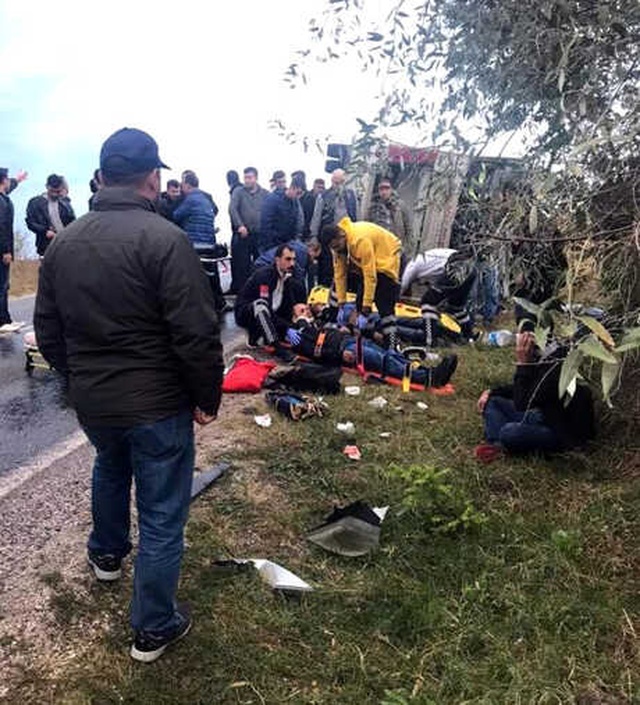 Edirne'de Askerleri Taşıyan Servis Kaza Yaptı, 13 Askerimiz Yaralandı