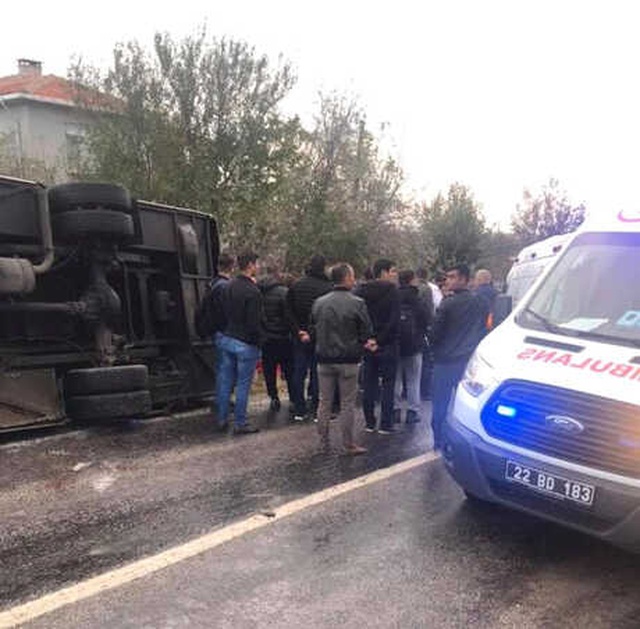 Edirne'de Askerleri Taşıyan Servis Kaza Yaptı, 13 Askerimiz Yaralandı