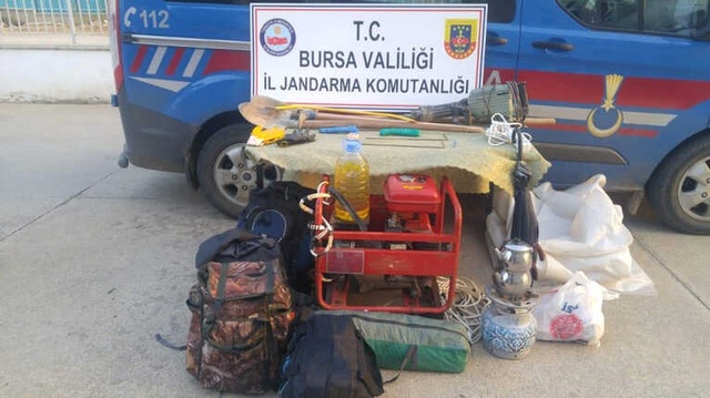 Define Arayan 4 Kişi, Kazdıkları Çukurda Yakalandı