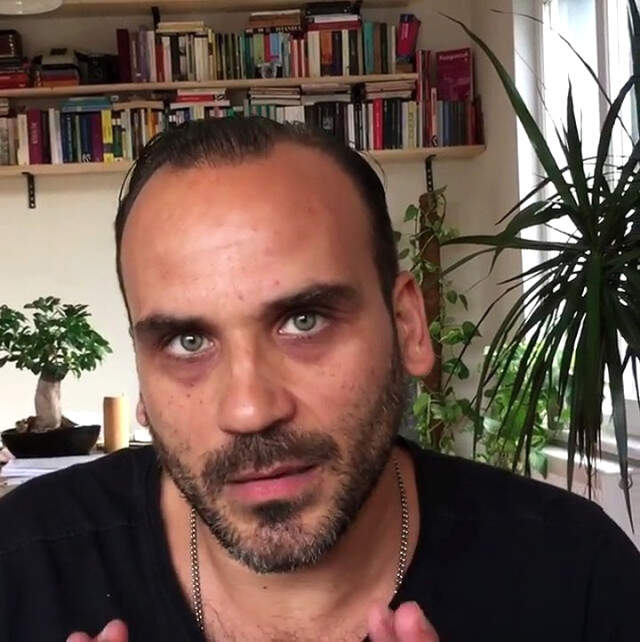 Oyuncu Gürgen Öz, Çektiği Videoyla <a class='keyword-sd' href='/kavga/' title='Kavga'>Kavga</a> Eden Arda Turan ve Berkay Şahin'i Tiye Aldı