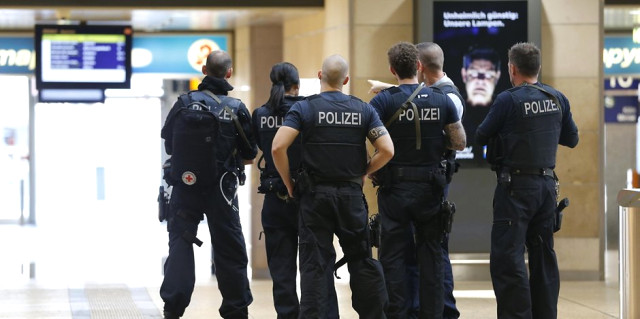 Köln Tren İstasyonunda Bir Kadın Rehin Alındı