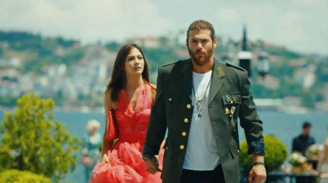 Demet Özdemir, Makyajsız Haliyle Takipçilerini Büyüledi