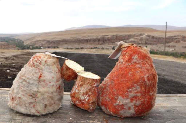 Dünyada Sadece 45 Ton Olan Divle Obruk Peyniri'nin Kalite Standardı Tescillendi Dünyada Sadece 45 Ton Olan Divle Obruk Peyniri'nin Kalite Standardı Tescillendi