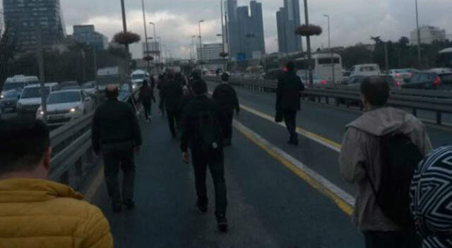 Son Dakika İstanbul'da Metrobüs Kazası! Tüm Seferler Durduruldu Metrobüste Yaşanan Arıza Nedeniyle Duran Seferler Normale Döndü