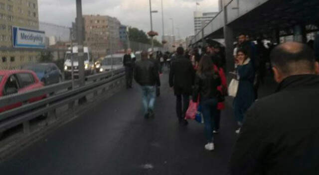 Son Dakika İstanbul'da Metrobüs Kazası! Tüm Seferler Durduruldu Metrobüste Yaşanan Arıza Nedeniyle Duran Seferler Normale Döndü