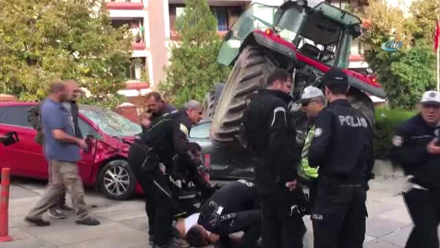Son Dakika! TBMM Yakınında Polis Ekipleri Bir Traktörü Durdurmak İçin Ateş Açtı TBMM Yakınında Polis Ekipleri, Bir Traktörü Durdurmak İçin Ateş Açtı