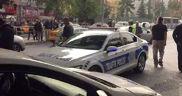 Son Dakika! TBMM Yakınında Polis Ekipleri Bir Traktörü Durdurmak İçin Ateş Açtı TBMM Yakınında Polis Ekipleri, Bir Traktörü Durdurmak İçin Ateş Açtı