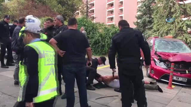 Son Dakika! TBMM Yakınında Polis Ekipleri Bir Traktörü Durdurmak İçin Ateş Açtı TBMM Yakınında Polis Ekipleri, Bir Traktörü Durdurmak İçin Ateş Açtı