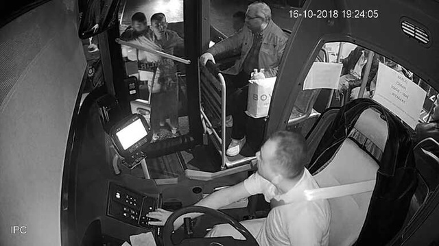 Şehir Magandaları, Halk Otobüsünün Önünü Kesip Şoförüne Saldırdı