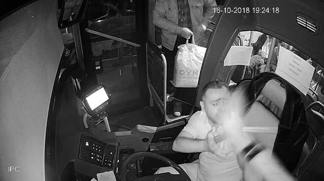 Şehir Magandaları, Halk Otobüsünün Önünü Kesip Şoförüne Saldırdı